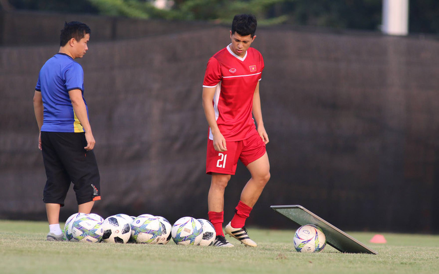 Đình Trọng phải tập riêng ở buổi tập chiều 22/8 của đội tuyển Olympic Việt Nam tại Jakarta, Indonesia.