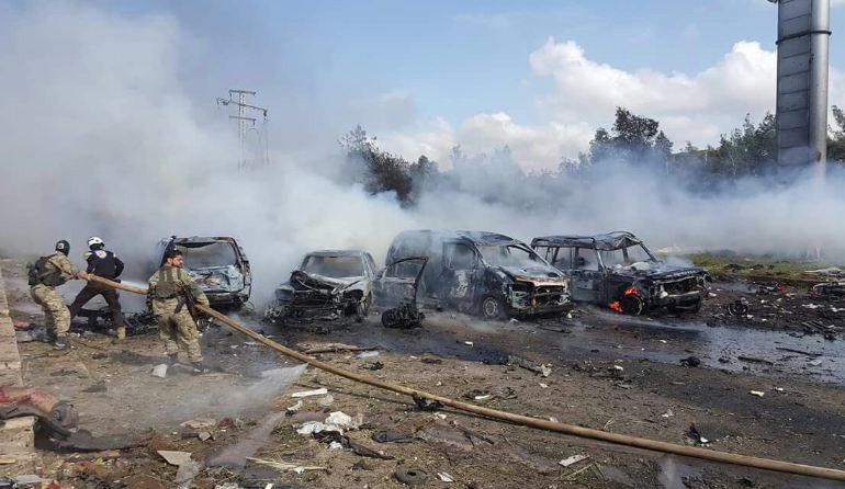 Hiện trường vụ đánh bom kinh hoàng nhằm vào đoàn xe chở người sơ tán ở Syria.