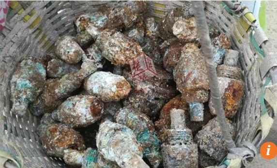 Rổ "cổ vật" hóa ra chỉ là đầu đạn chưa phát nổ từ thời Thế chiến II.