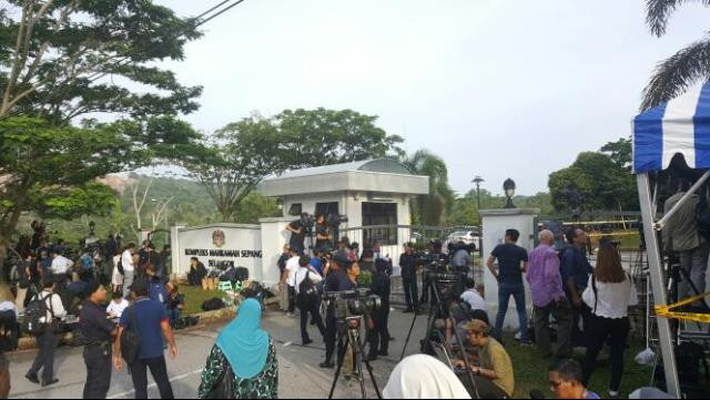 Bên ngoài tòa án Sepang sáng nay, 13/4