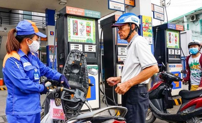 Giá xăng E5RON92 leo lên 17.031 đồng/lít bán lẻ sau khi tăng 722 đồng/lít từ 15h hôm nay