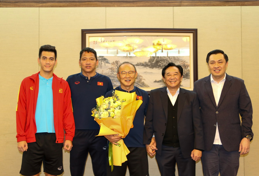 HLV Park Hang-seo và tiền đạo Nguyễn Tiến Linh trong cuộc gặp với lãnh đạo tỉnh Bình Dương. (ảnh Cao Linh)