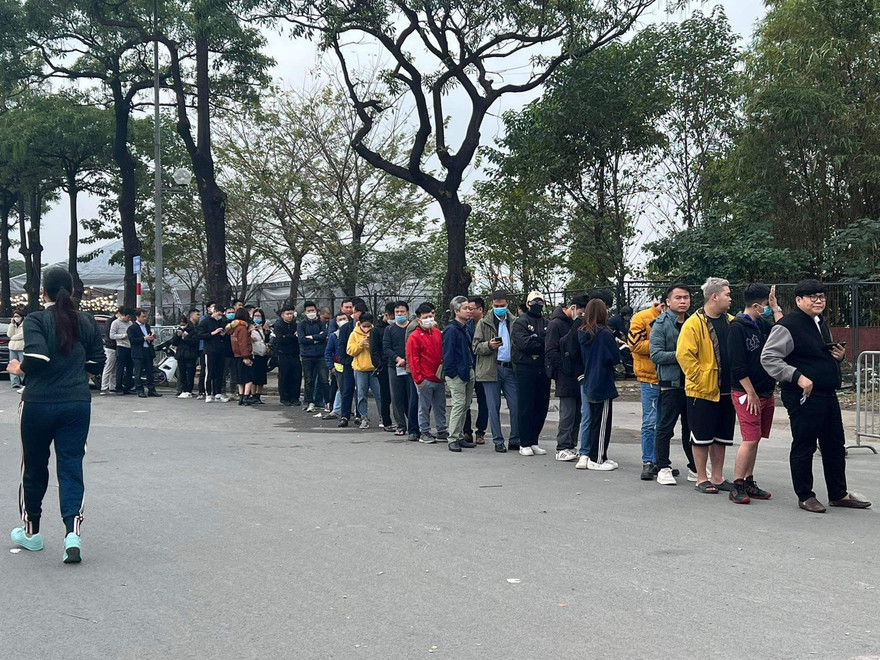 Hàng dài xếp hàng chờ nhận vé ở trụ sở VFF ngày 12/1 (ảnh Tiểu Yến)