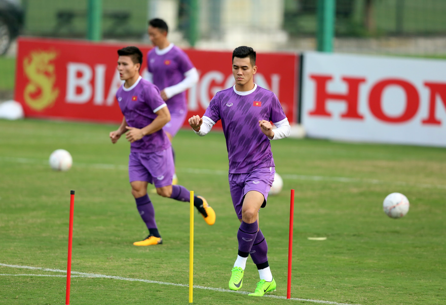 Nguyễn Tiến Linh và Quang Hải trên sân tập đội tuyển Việt Nam chiều 1/1 (ảnh Hữu Phạm)