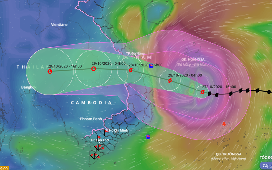 Bão số 9 như một cơn cuồng phong lao thẳng vào miền Trung