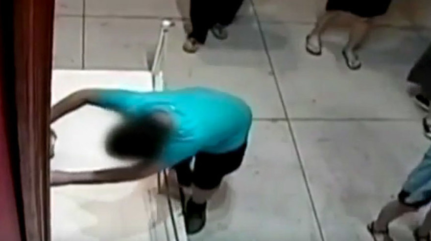 Cậu bé vấp ngã, mất thăng bằng nên đập tay vào bức tranh quý.