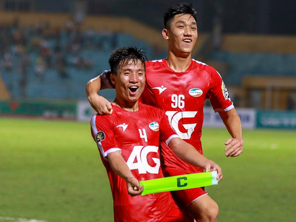 Bùi Tiến Dũng có pha ghi bàn khiến các tiền đạo cũng phải ghen tị. 