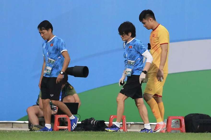 Văn Toản chấn thương sau tình huống mắc lỗi dẫn đến bàn thua của U23 Việt Nam trước Thái Lan. 