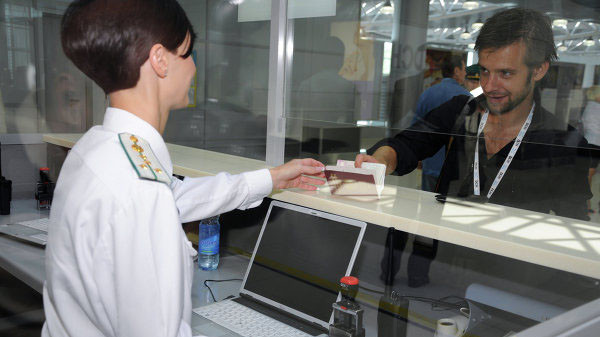 Một hành khách làm thủ tục nhập cảnh tại sân bay Kharkiv, Ukraine