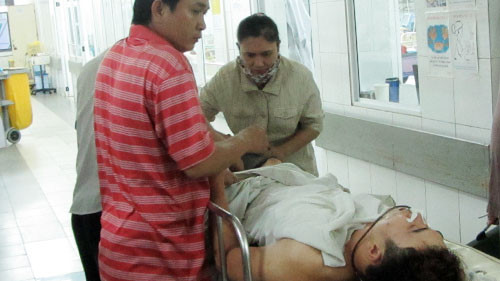 Tú được đưa vào bệnh viện cấp cứu. Ảnh: V.N.