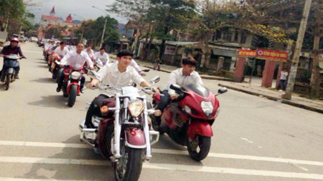  Một đám cưới với dàn xe mô-tô "khủng" không đội mũ bảo hiểm tham gia đoàn rước dâu 