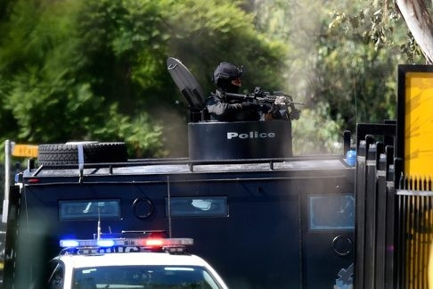 Cánh sát tại hiện trường. Ảnh: SCMP