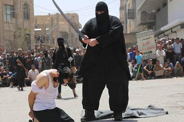Phiến quân IS hành quyết phạm nhân trước đám đông. Ảnh: Dailystar