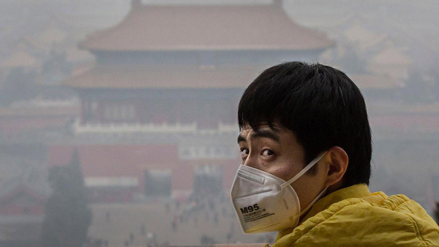 Một người đàn ông đeo khẩu trang giữa màn sương khói ô nhiễm ở Bắc Kinh