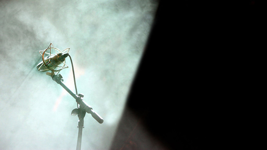 Chiếc giá đỡ micro khiến người bồi bàn tưởng súng