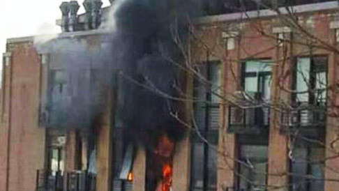 Khói đen bốc lên từ tầng 2 của một tòa nhà.