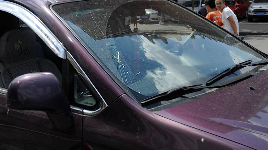 Kính của chiếc xe bị bà bầu đập vỡ