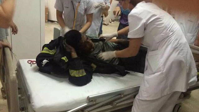 Một nhân viên cứu hỏa bị thương.