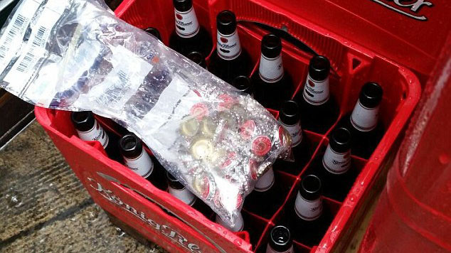 Một thùng bia bị bật nắp của cửa hàng