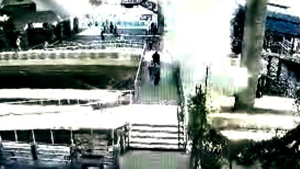 Ảnh ghi lại từ camera giám sát cho thấy quả bom phát nổ khi rơi xuống nước ở Sathorn, Thái Lan.