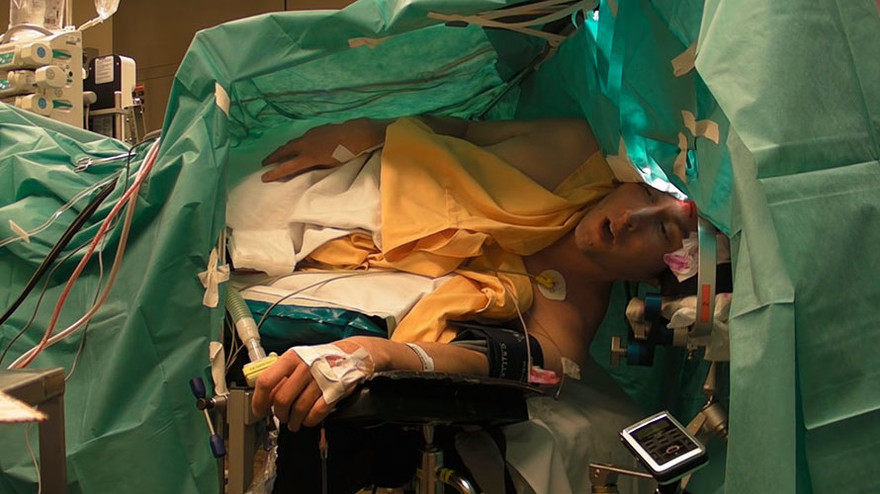 Anh Ambroz Bajec-Lapajne vừa mổ não vừa hát opera