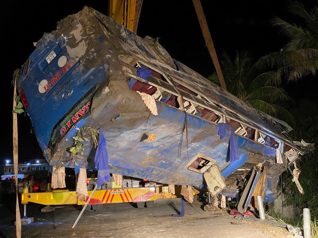 Xe khách giường nằm lật tại địa bàn tỉnh Phú Yên