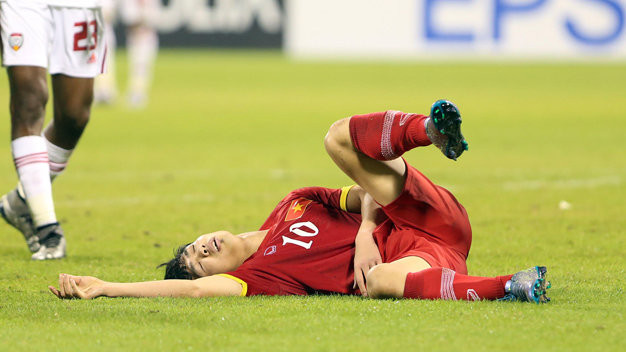 Công Phượng bị chấn thương