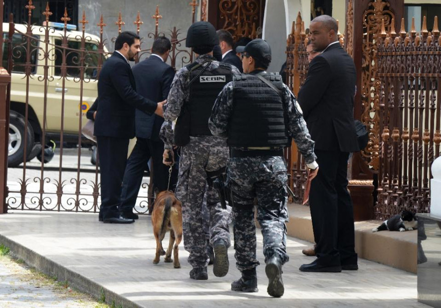 Lực lượng an ninh bên ngoài toà nhà Quốc hội Venezuela