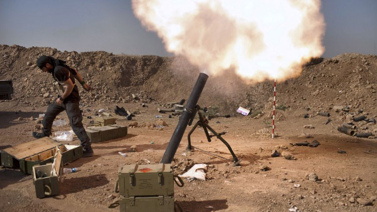 Một dân quân Iraq thuộc lực lượng Saraya al-Salam (Lữ đoàn Hòa bình) do giáo sỹ Hồi giáo dòng Shiite Moqtada al-Sadr thành lập bắn đạn pháo trong cuộc đụng độ với các chiến binh của Nhà nước Hồi giáo tự xưng ở Tuz Khurmatu, tỉnh Salaheddin hôm 31/8.