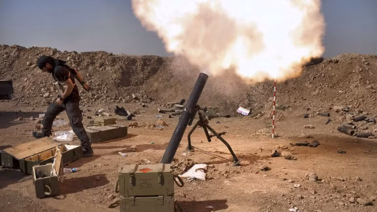 Một dân quân Iraq thuộc lực lượng Saraya al-Salam (Lữ đoàn Hòa bình) do giáo sỹ Hồi giáo dòng Shiite Moqtada al-Sadr thành lập bắn đạn pháo trong cuộc đụng độ với các chiến binh của Nhà nước Hồi giáo tự xưng ở Tuz Khurmatu, tỉnh Salaheddin hôm 31/8.