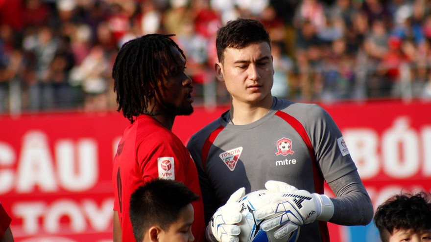 Thủ môn Đặng Văn Lâm đã hoảng sợ rời Hải Phòng sau khi va chạm với trợ lý Lê Sỹ Mạnh.