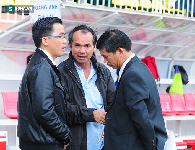 Bầu Đức và Trưởng đoàn HAGL Nguyễn Tấn Anh (trái).