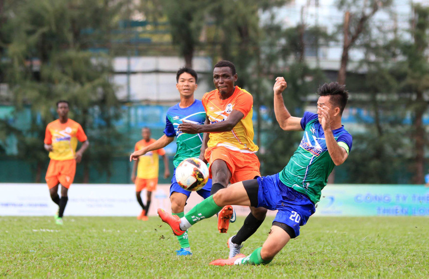 Một tình huống tranh chấp bóng trận African Team-Trường Giang FC chiều 23/9.