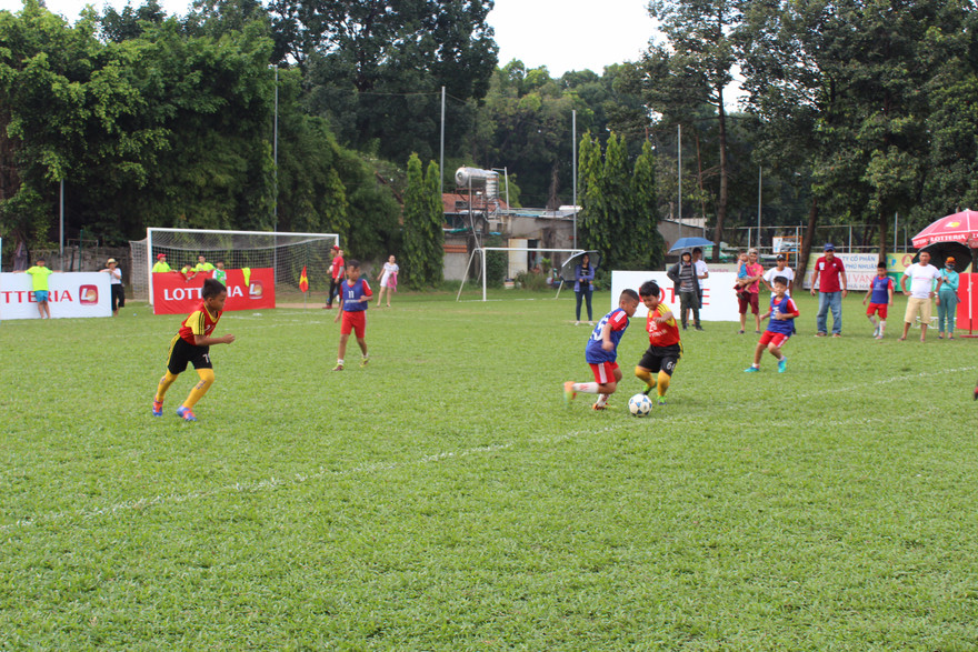 Một pha tranh bóng trong trận chung kết ngày 10/9 giữa KID STAR và Tiến Thành.