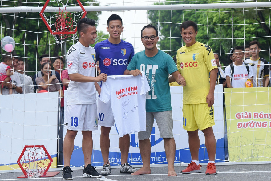 Quang Hải, Thành Lương và Văn Quyết chụp ảnh với người hâm mộ Hà Nội.