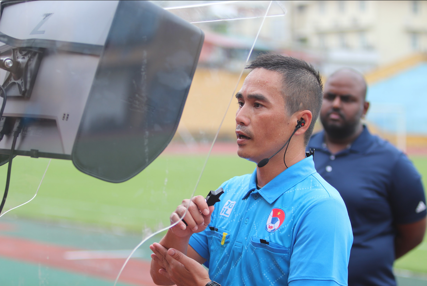 Trọng tài Việt Nam thực hành sử dụng VAR trên sân Hàng Đẫy (ảnh Anh Tú)