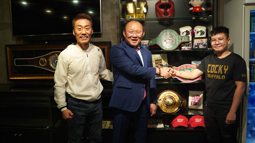 HLV Park Hang Seo tại lớp đấm bốc Cocky Buffalo ở Tp Hồ Chí Minh.