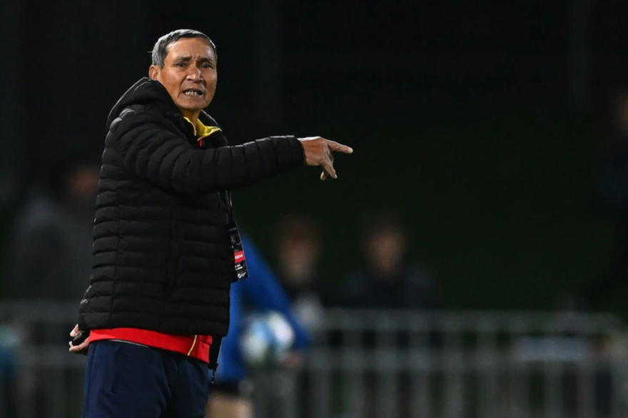HLV Mai Đức Chung yêu cầu các học trò rút kinh nghiệm sau trận thua 0-2 trước New Zealand. (Ảnh Getty)