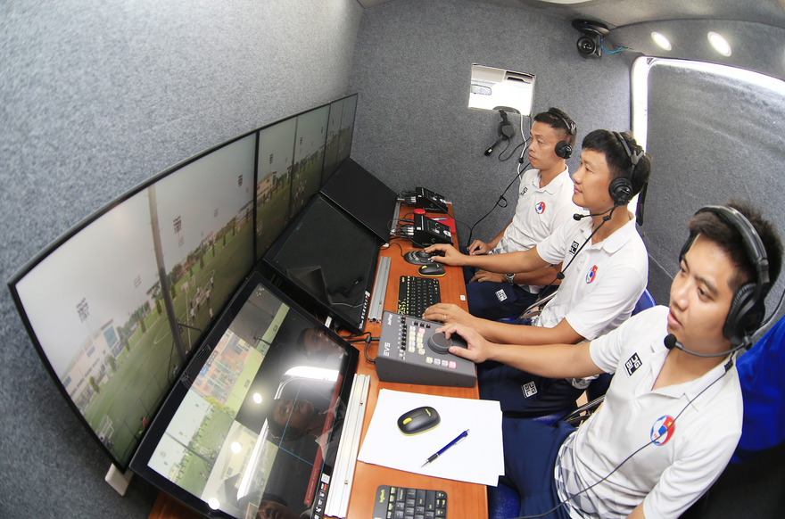 Công nghệ trọng tài video (VAR) được chờ đợi sẽ giúp V-League công bằng, nâng chất hơn. (ảnh Anh Tú)