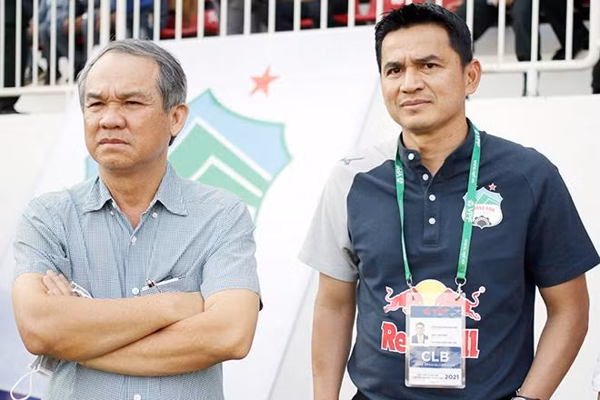 Bầu Đức sẽ phải chờ thêm 1 thời gian để nghĩ tới cúp vô địch V-League sau nhiều năm chờ đợi?
