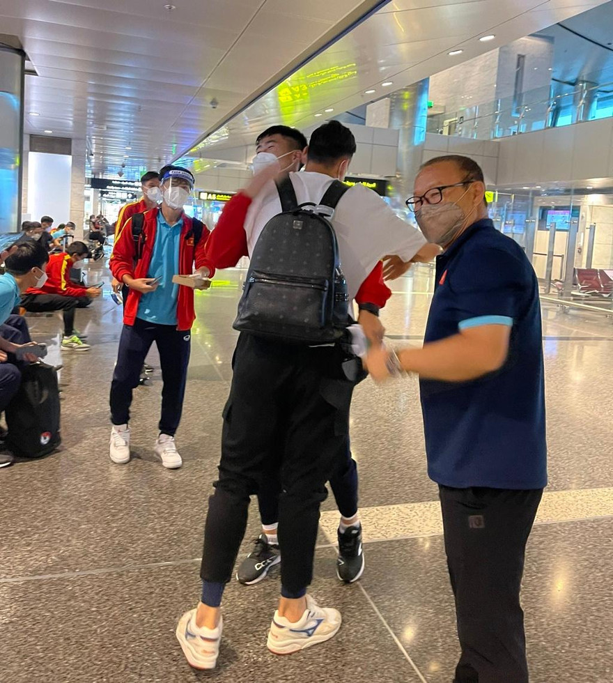 Đặng Văn Lâm gặp lại HLV Park Hang-seo và các đồng đội tại Qatar. (ảnh FBNV)