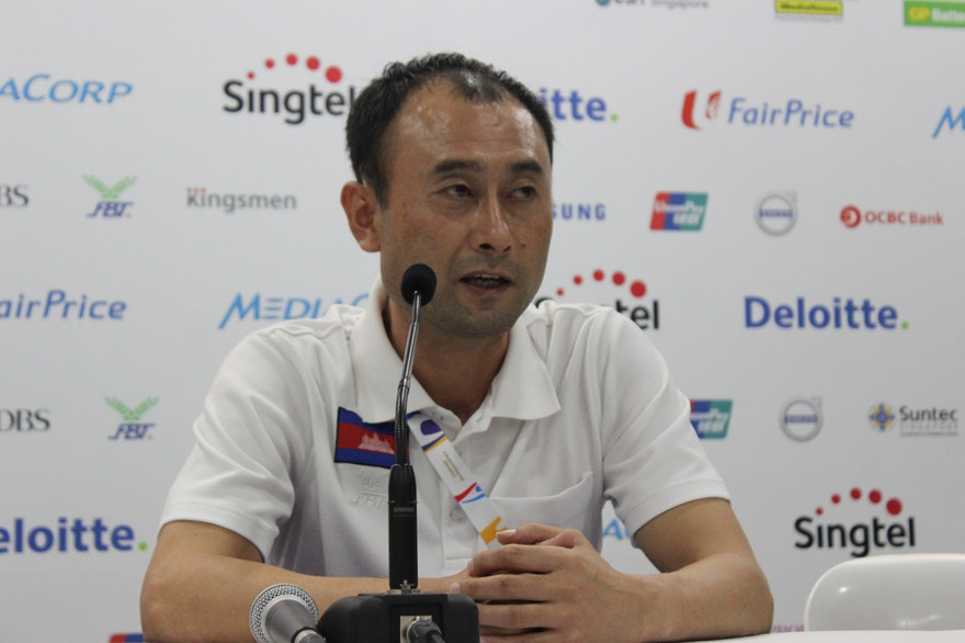 HLV Lee Tae-hoon vừa giúp HAGL giành 1 điểm trên sân Hàng Đẫy của CLB Hà Nội.