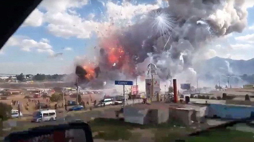 Vụ nổ chợ pháo hoa ở Mexico nhìn từ xa