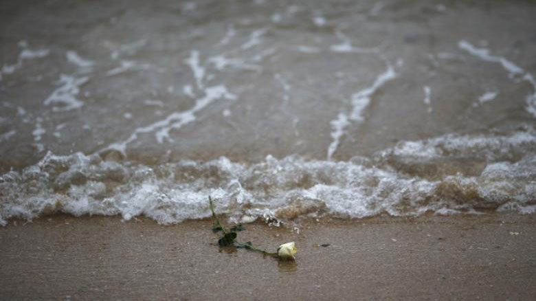 Bông hồng trắng đặt trên bờ biển Ban Nam Khem, Thái Lan để tượng niệm những nạn nhân xấu số trong thảm họa kinh hoàng nhất lịch sử thế giới.