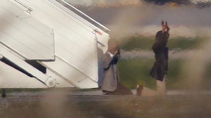 Hai không tặc bước ra khỏi máy bay và đầu hàng