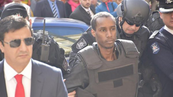 Một trong hai không tặc bị cảnh sát bắt giữ ngay sau khi ra khỏi máy bay