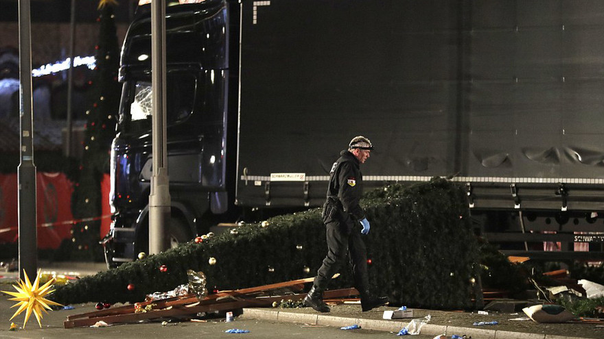 Hiện trường vụ xe tải lao vào chợ Giáng sinh