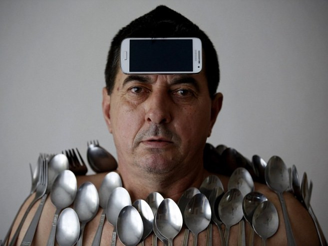 Người đàn ông hút mọi vật như nam châm 