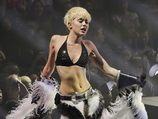 Sốc với những màn biểu diễn của 'Gái hư' Miley Cyrus
