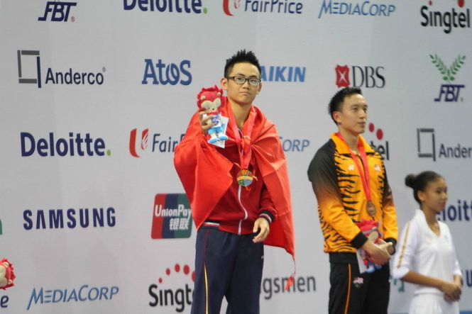 Quang Nhật trên bục nhận HCV 1500m tự do nam tại SEA Games 28.